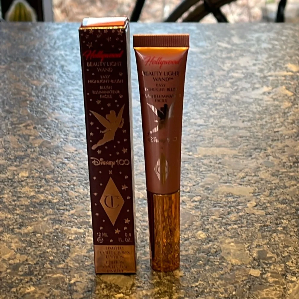 Charlotte Tilbury Beauty Wand Light Easy Highlighter Blush Hybrid in Pink